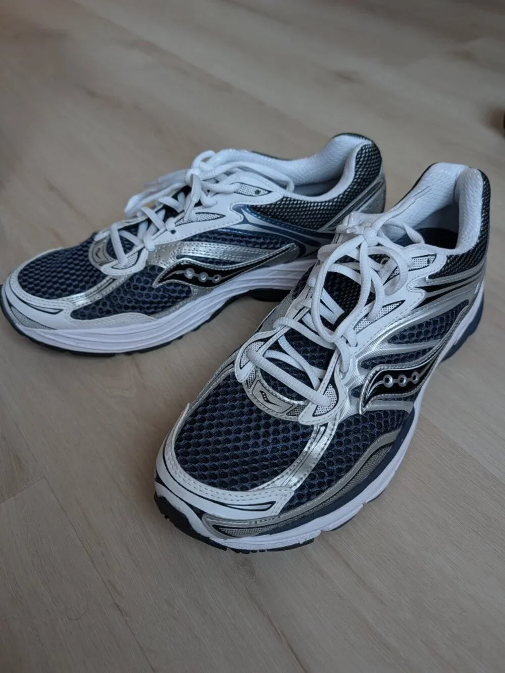 Saucony ProGrid Omni 9 Running Shoes Silver/Navy/White Mens Size 10.5 M NWT